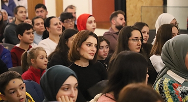Atatürk Kültür Merkezi Üniversite Tiyatro Grubu Doğaçlama Güldürdü