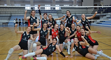 Kadın Voleybol Takımı Sezonu Galibiyetle Noktaladı
