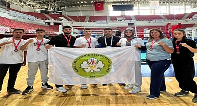 Manisalı Sporculardan Türkiye Kick Boks Şampiyonası'nda Büyük Başarı: 7 Madalya ile Döndüler
