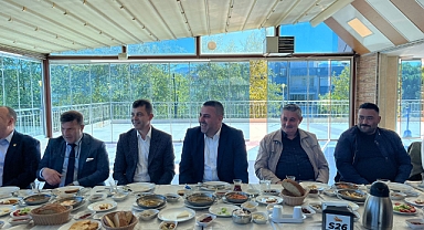Bülent Ayhan, Turgutlu’da muhtarları kahvaltıda bir araya geldi