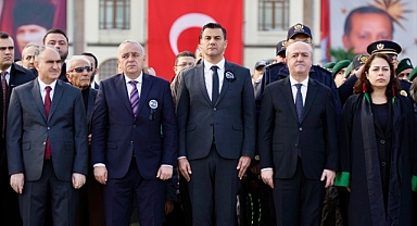 Manisa Cumhuriyet Meydanı’nda Ata’ya saygı!