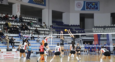 Turgutlu Belediyesi Kadın Voleybol Takımı Rakibine Geçit Vermedi