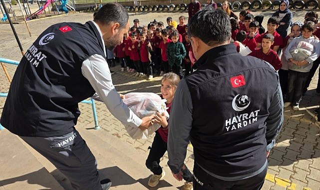 Hayrat İnsani Yardım’dan Muş’taki çocuklara kışlık yardımı